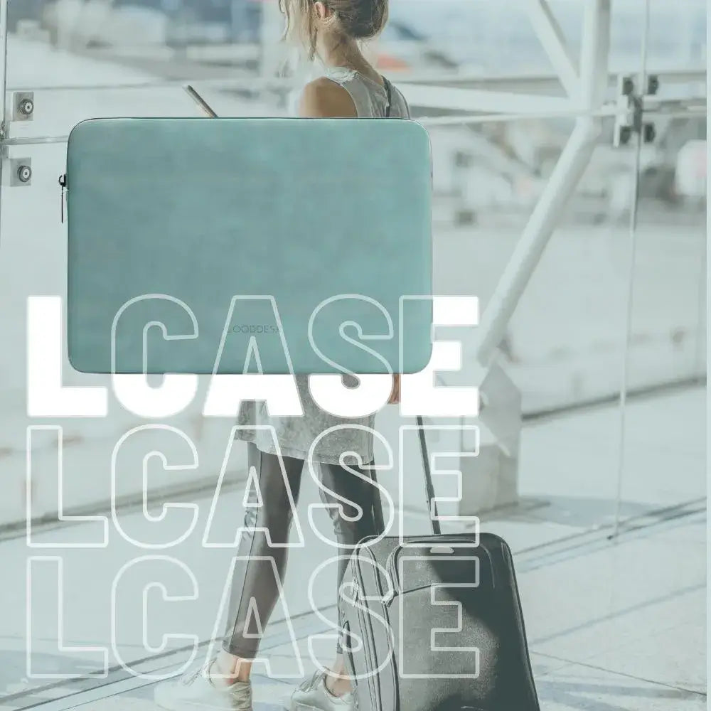 Eine Frau steht mit einem Rollkoffer am Flughafen. Eine hellgrüne Laptop-Hülle im Vordergrund. Im Vordergrund sind mehrmals die Worte 'LCASE' in weißer Schrift überlagert.